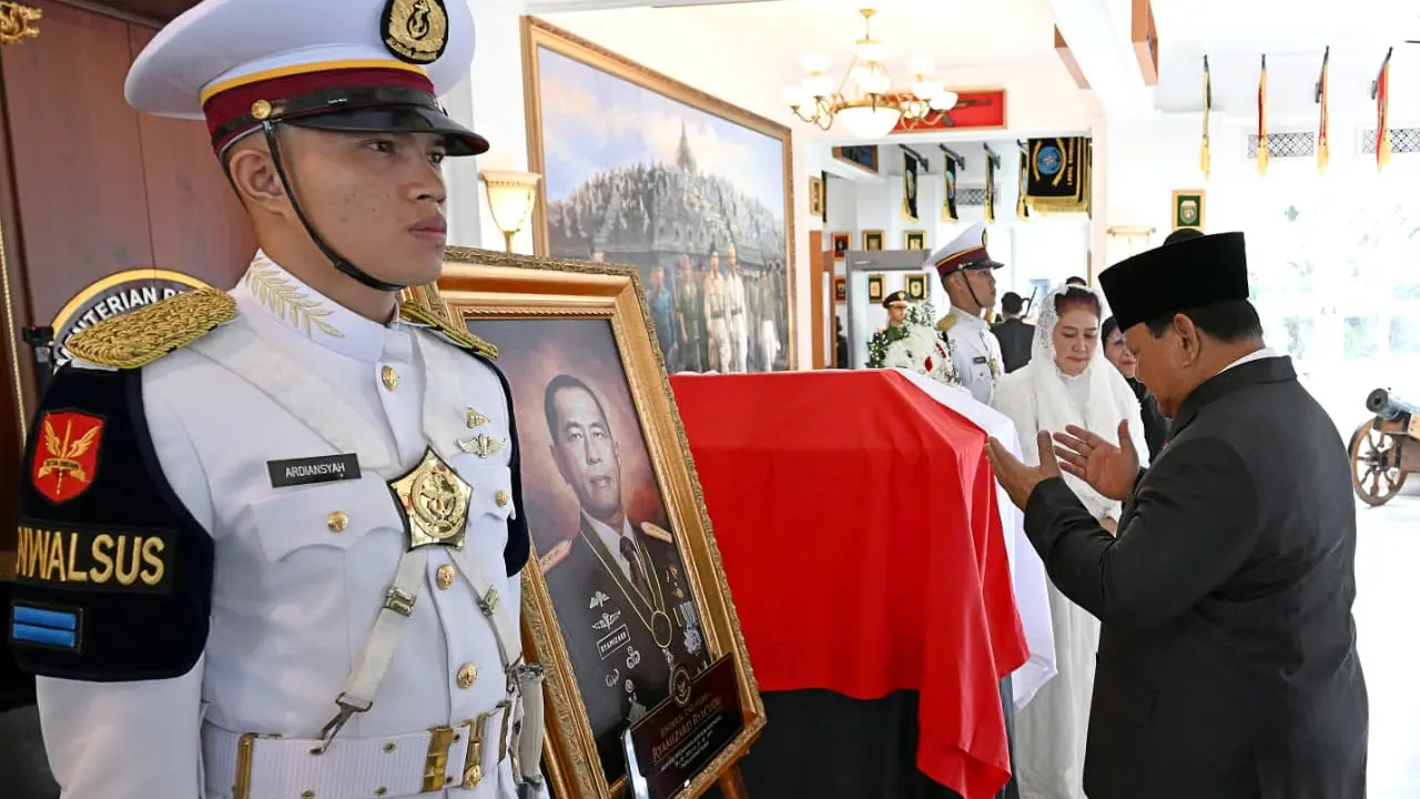 Presiden Prabowo Subianto menghadiri upacara persemayaman dan pelepasan jenazah Jenderal TNI (Purn) Ryamizard Ryacudu di Kantor Kementerian Pertahanan, Jakarta, Senin (1/6/2026).