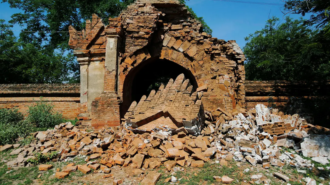 Salah satu stupa di Myanmar yang hancur akibat gempa. (Reuters)