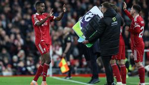 Penyerang Liverpool asal Swedia #09, Alexander Isak (kiri), digantikan dalam pertandingan Premier League Inggris antara Liverpool dan Nottingham Forest di Anfield, Liverpool, Inggris barat laut, pada 22 November 2025. (Darren Staples/AFP)