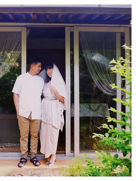 Pikiran yang menghantui tersebut diperbicangkan dengan suaminya, Ivan. Beruntung sang suami yang menikahinya sejak 14 September 2014 itu bisa meyakinkan apa yang menjadi ketakutannya. (instagram/fitrop)