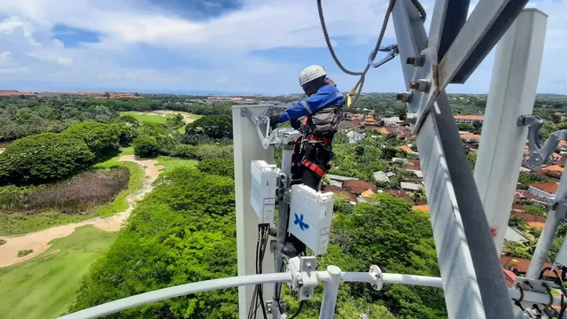 Teknisi XL Axiata memeriksa perangkat BTS di atas tower yang berada di area Nusa Dua, Bali, belum lama ini. Dok: XL Axiata