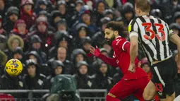 Mo Salah menjadi pusat perhatian dengan dua gol (49' dan 86') serta satu assist yang ia bukukan. (AP Photo/Jon Super)