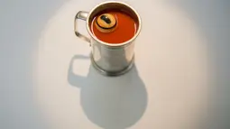 Gambar pada 24 September 2019 memperlihatkan acar bola mata domba yang disajikan mengambang dalam jus tomat ala Mongolia dipamerkan di Disgusting Food Museum di Nantes, Prancis. Pameran yang menampilkan 80 makanan paling menjijikkan di dunia ini berlangsung 3 November 2019. (LOIC VENANCE/AFP)