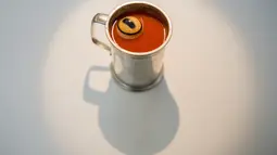 Gambar pada 24 September 2019 memperlihatkan acar bola mata domba yang disajikan mengambang dalam jus tomat ala Mongolia dipamerkan di Disgusting Food Museum di Nantes, Prancis. Pameran yang menampilkan 80 makanan paling menjijikkan di dunia ini berlangsung 3 November 2019. (LOIC VENANCE/AFP)