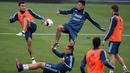 Aksi para pemain timnas Argentina pada sesi latihan jelang melawan Peru pada kualifikasi Piala Dunia 2018 di Lima, Peru (4/10/2016). (AFP/Ernesto Benvides)