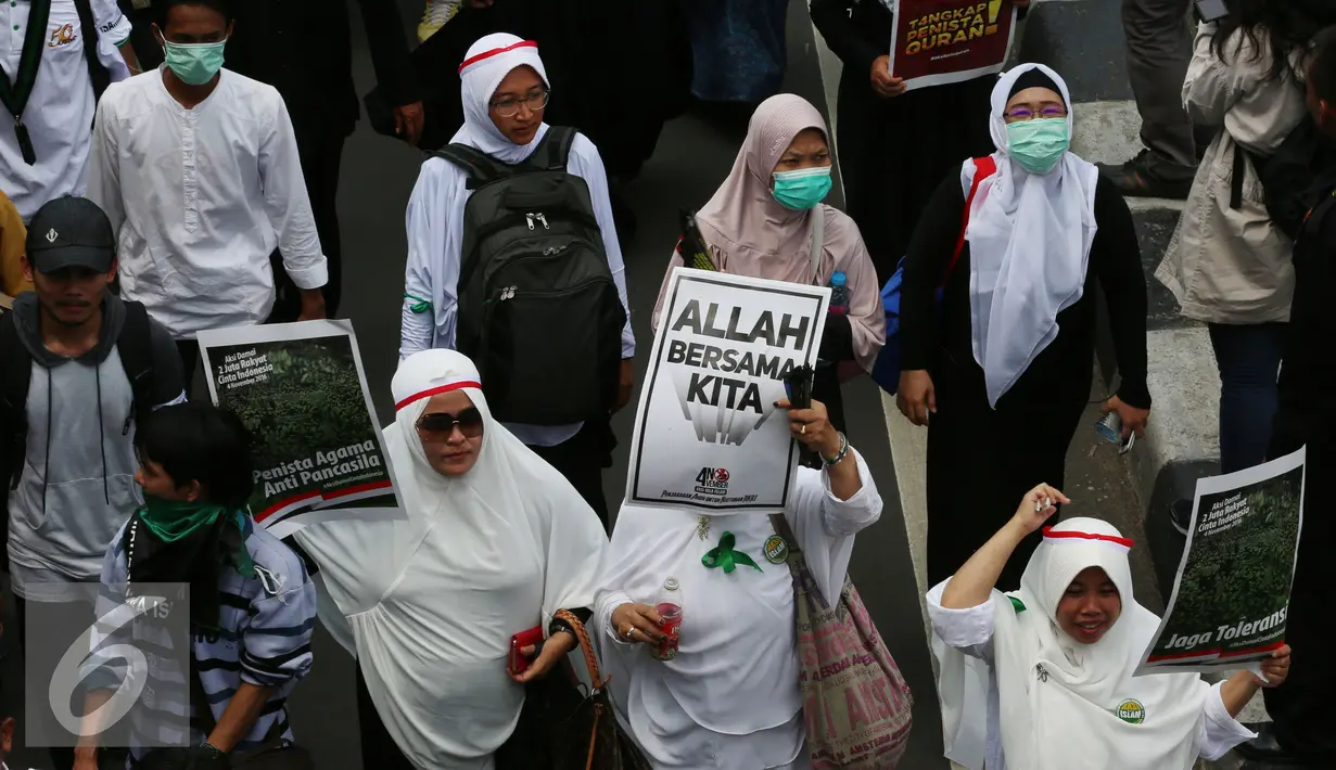 Sejumlah perempuan yang ikut melakukan demonstrasi memadati jalan Medan Merdeka Timur, Jakarta, Jumat (4/11). Mereka melakukan aksi di depan Istana Negara menuntut penegakan hukum kasus dugaan penistaan agama. (Liputan6.com/Johan Tallo)