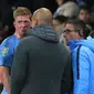 Gelandang Manchester City, Kevin de Bruyne (kiri), berbicara dengan Pep Guardiola (tengah) saat mengalami cedera pada laga melawan Fulham, di Etihad, Kamis (1/11/2018). (AFP/Lindsey Parnaby)