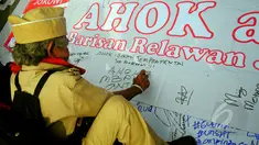 Posko Relawan Pendukung Ahok ramaikan suasana Car Free Day di Bundaran HI, Jakarta, Minggu (15/3/2015). Aksi pengumpulan tanda tangan sebagai bentuk dukungan kepada Gubernur DKI Jakarta memberantas korupsi di DPRD Jakarta. (Liputan6.com/Yoppy Renato)