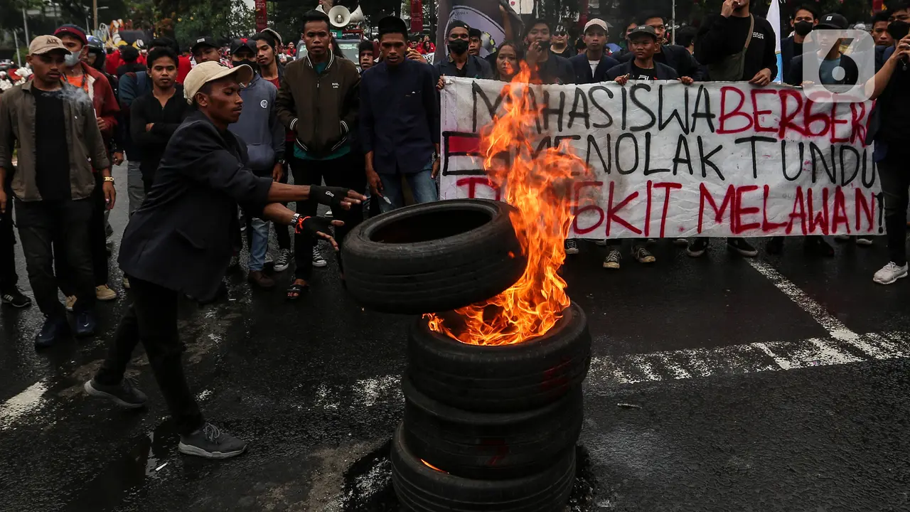 Demo Mahasiswa Tolak Kenaikan Harga BBM di Patung Kuda