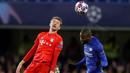 Penyerang Bayern Munchen, Thomas Muller, duel udara dengan bek Chelsea, Antonio Rudiger, pada laga Liga Champions di Stadion Stamford Bridge, Selasa (25/2/2020). Chelsea takluk 0-3 dari Bayern Munchen. (AP/Frank Augstein)
