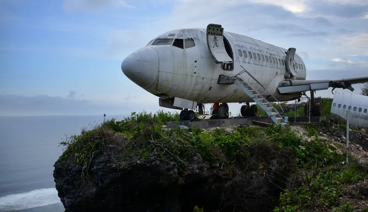 Pesawat Boeing bekas ditempatkan di tebing tepi laut untuk memikat wisatawan dan diubah menjadi sebuah vila di dekat pantai Nyang-Nyang di Kabupaten Uluwatu Badung, di pulau resor Indonesia Bali (14/9/2021). (AFP/Sony Tumbelaka)