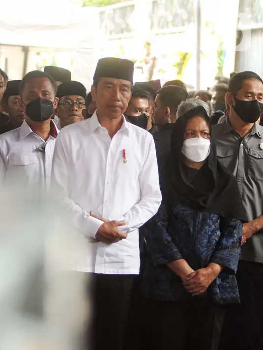 Presiden Joko Widodo bersama Ibu Negara Iriana Joko Widodo (kanan) melepas keberangkatan almarhumah Koesni Harningsih di Jalan Terusan Lembang Nomor D54, Menteng, Jakarta, Minggu (12/3/2023). Istri Kepala Staf Presiden (KSP) Moeldoko tersebut meninggal dunia di usia 63 tahun setelah menjalani perawatan di ICCU RSPAD Kartika Gatot Subroto dan rencananya akan dimakamkan di Taman Makam Pahlawan Bahagia, Tangerang Selatan. (Liputan6.com/Angga Yuniar)