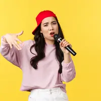 Ilustrasi perempuan menyanyi/copyright freepik.com/benzoix