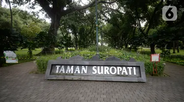 Suasana Taman Suropati, Menteng, Jakarta, Senin (21/12/2020). Pemerintah Provinsi DKI Jakarta mengeluarkan aturan mengenai pembatasan operasional tempat makan, hiburan, dan lokasi wisata selama libur Natal 2020 dan tahun baru 2021 hingga jam 21.00 malam. (merdeka.com/Dwi Narwoko)