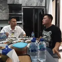 Presenter Raffi Ahmad mempersilahkan namanya digunakan untuk nama warung asistennya. Seperti diketahui, belum lama ini pria dua orang anak itu melihat-lihat rumah rumah Merry. [Youtube/Rans Entertainment]