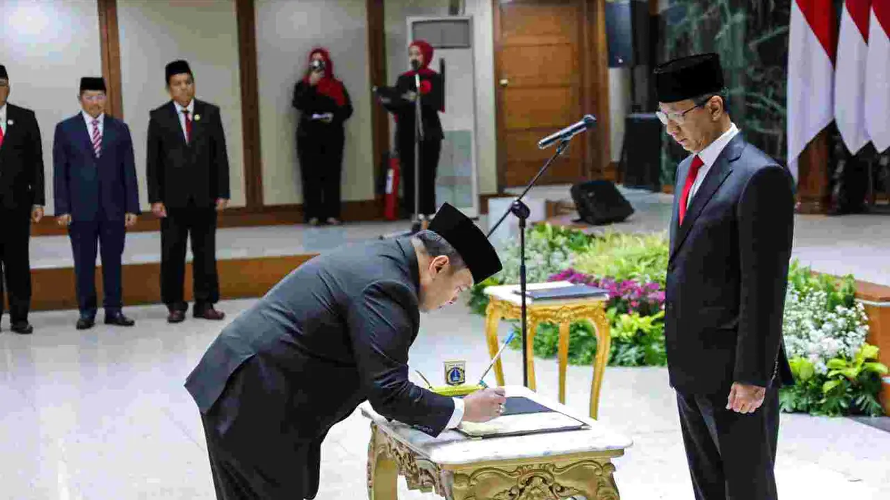 Penjabat (Pj) Gubernur Heru Budi Hartono melantik 65 pejabat pimpinan tinggi pratama dengan rincian 20 orang pejabat menempati jabatan baru sesuai dengan Struktur Organisasi dan Tata Kerja (SOTK) terbaru.