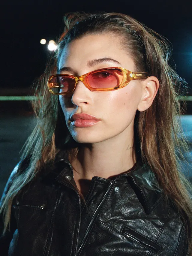 Hailey Bieber Tampil Feminin dengan Estetika 1970-an dan Awal 2000-an di Kampanye Miu Miu Fall/Winter 2026