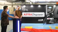 Astra Otopower, portofolio terbaru Astra Otoparts yang merupakan jaringan pengisian Kendaraan Bermotor Listrik Berbasis Baterai (KBLBB), resmi diluncurkan oleh Presiden Direktur Astra Djony Bunarto Tjondro (kiri) dan Direktur Astra sekaligus Presiden Direktur Astra Otoparts Hamdhani Dzulkarnaen Salim (kanan) di Menara Astra, Jakarta, Senin (25/7).