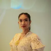 Happy Salma merupakan salah satu selebritas yang kerap berkebaya di segala kesempatan. Dengan cutting unik,ntampilan kebayanya begitu memikat. [Foto: Happy Salma/ Instagram]