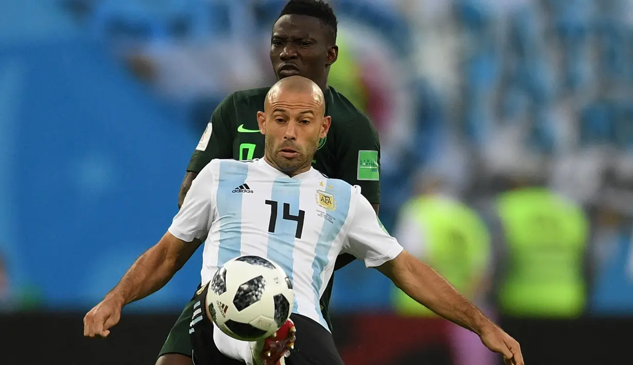 Javier Mascherano. Eks Gelandnag bertahan berusia 38 tahun yang telah pensiun pada November 2020 bersama Estudiantes ini tercatat total mengoleksi 20 caps bersama Argentina di ajang Piala Dunia. Jumlah tersebut dicatatkannya dalam 4 edisi Piala Dunia, yaitu mulai 2006 hingga 2018. Prestasi terbaiknya yaitu saat membawa Argentina menjadi runner-up pada edisi 2014 di Brasil setelah kalah 0-1 dari Jerman lewat perpanjangan waktu di partai final. (AFP/Olga Maltseva)