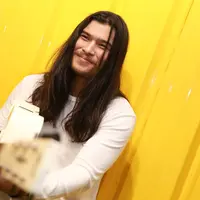 Berpenampilan sangar dengan rambut gondrong, ternyata Virzha merupakan rocker yang taat pada kewajibannya sebagai seorang muslim. (Adrian Putra/Bintang.com)