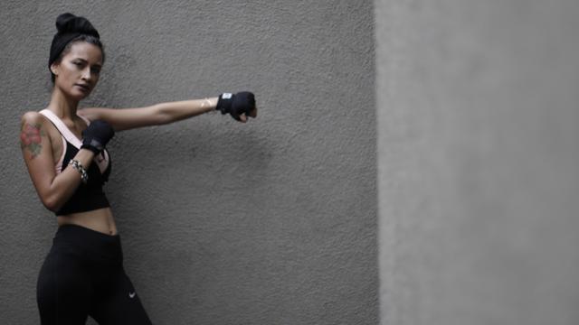 Model dan penyanyi, Rebecca Reijman, berpose usai latihan Muay Thai. (Bola.com/Vitalis Yogi Trisna)
