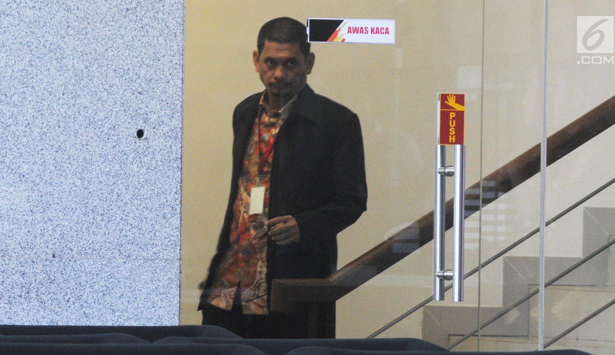 Direktur Utama PT INTI Darman Mappangara usai menjalani pemeriksaan oleh penyidik di Gedung KPK, Jakarta, Jumat (30/8/2019).  Darman Mappangara diperiksa sebagai saksi untuk tersangka Direktur Keuangan PT Angkasa Pura II nonaktif Andra Y Agussalam.  (merdeka.com/Dwi Narwoko)