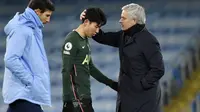 Pelatih Tottenham Hotspur, Jose Mourinho, berusaha menenangkan Son Heung-min saat melawan Manchester City pada laga Liga Inggris di Stadion Etihad, Sabtu (13/2/2021). City menang dengan skor 3-0. (AP photo/Rui Vieira, Pool)