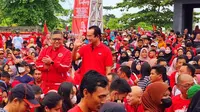 Sekretaris Jenderal PDI Perjuangan (PDIP) Hasto Kristiyanto melepas 35 ribu orang peserta jalan santai Kirab Budaya Nusantara di Taman Hiburan Rakyat di Sungai Liat, Pangkal Pinang, Bangka, Sabtu (29/10/2022) pagi.