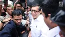 Menteri Hukum dan HAM Yasonna H Laoly usai menjalani pemeriksaan di gedung KPK, Jakarta, Rabu (10/1). Yasonna diperiksa sebagai saksi untuk tersangka ASS dalam penyidikan dugaan korupsi proyek e-KTP. (Liputan6.com/Helmi Fithriansyah)