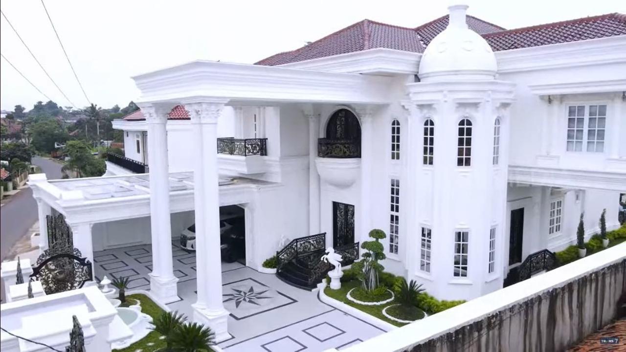 Boiyen Melongo Melihat Rumah Mewah Dini Nurdiyantini si Bos Daster 'Walaupun Cuannya Tipis