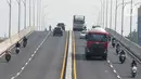 Kendaraan bermotor melintasi flyover simpang gaplek di Pamulang, Tangerang Selatan, Jumat (15/5/2020). Beroperasinya flyover sepanjang 446 meter  yang menghubungkan Ciputat- Parung itu diharapkan membantu mengurai kemacatan yang kerap terjadi di kawasan tersebut. (merdeka.com/Arie Basuki)