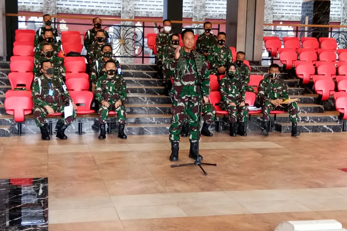 Kepala Staf TNI Angkatan Darat (KSAD) Jenderal TNI Andika Perkasa memberikan keterangan soal perusakan Polsek Ciracas dan sekitarnya, Jakarta
