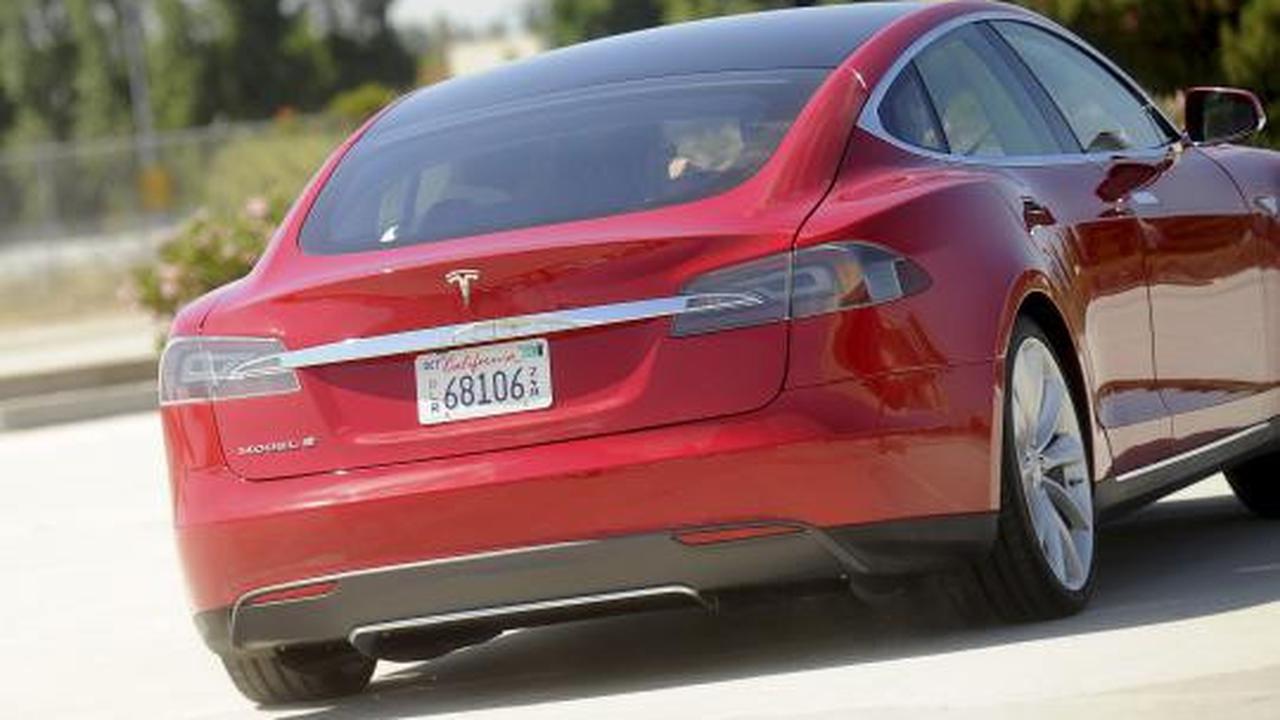 Tesla Model S, sedan sport tenaga listrik resmi dipasarkan.