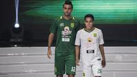 Pemain Persebaya Surabaya, Otavio Dutra dan Misbakhus Solikin memperkenalkan jersey baru saat peluncuran Liga 1 Indonesia 2018 di Studio 5 Indosiar, Jakarta, Senin (19/3/2018). Liga 1 akan mulai digelar pada Jumat (23/3). (Bola.com/Vitalis Yogi Trisna)
