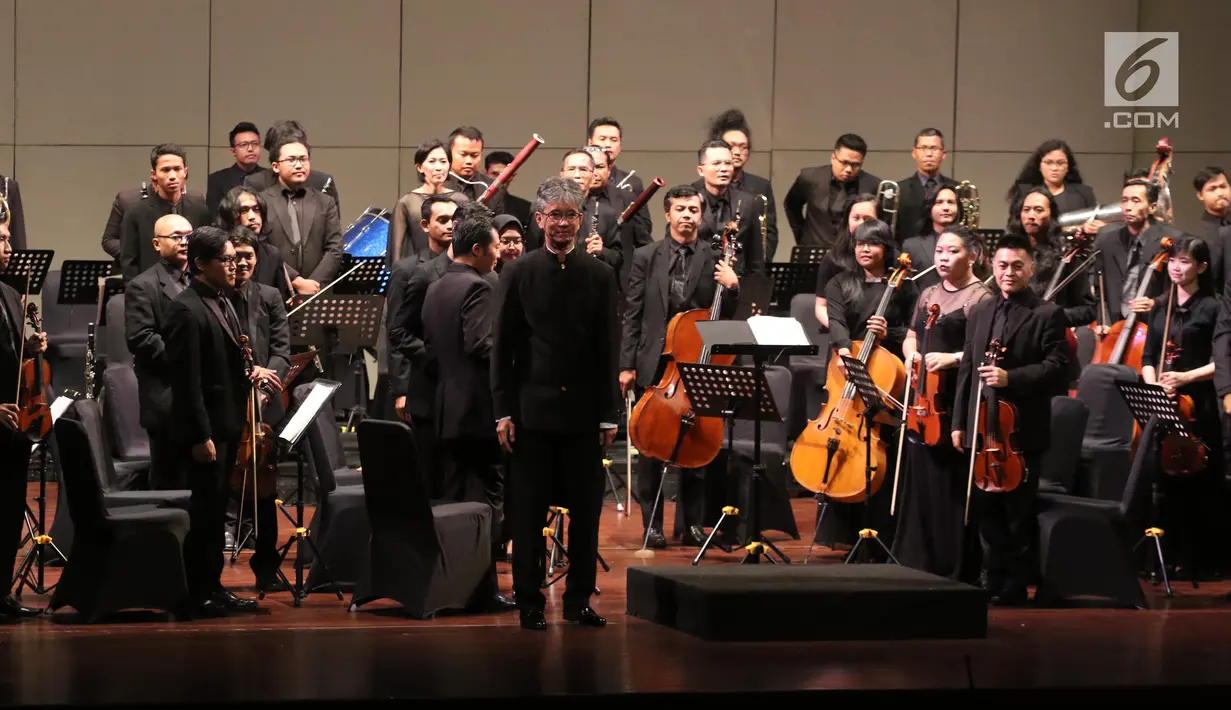 Para pemain memberi penghormatan kepada penonton usai tampil dalam konser Jakarta City Philharmonic (JCP) di Taman Ismail Marzuki, Jakarta, Rabu (16/5). (Liputan6.com/Arya Manggala)