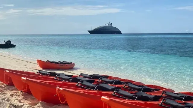 Kapal Pesiar Mewah MV Scenic Eclipse II Singgah di Pulau Lantigiang Taman Nasional Taka Bonerate