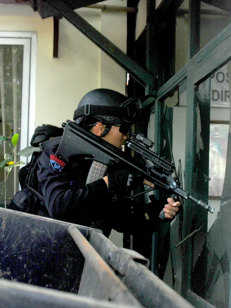 Baku Tembak Terduga Teroris dan Polisi di Kantor Kelurahan Arjuna Bandung