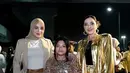 Aurel Hermansyah kenakan long sleeve dan blazer cokelat dengan celana kargo dan hijab senada [@queenarsy]