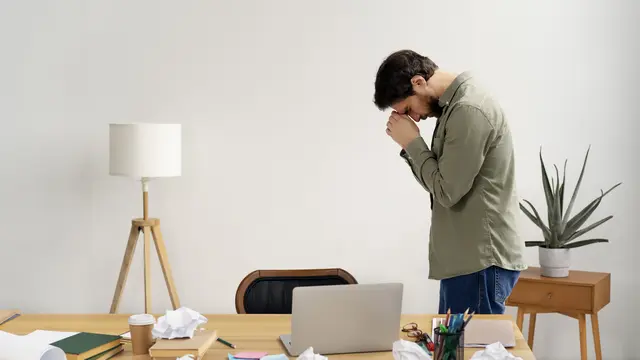 Seorang laki-laki merasa frustasi saat di kantor (Foto Dok: Freepik/freepik)