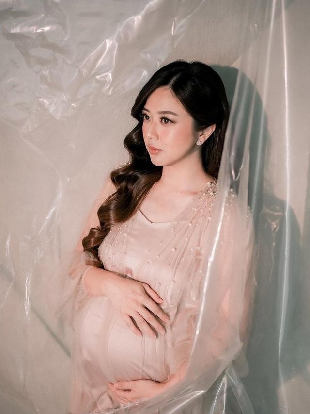Tak Ada Sebulan Lagi Melahirkan, Ini 7 Maternity Shoot Franda yang Terbaru