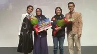 Pemenang penghargaan Best Netizen Favorite Article dengan pageview tinggi, Gina Mardani dan Niken Nining,  finalis CJA Semarang dalam acara penghargaan Citizen Journalist Academy - Energi Muda Pertamina, Jakarta, Sabtu (18/11/2017).