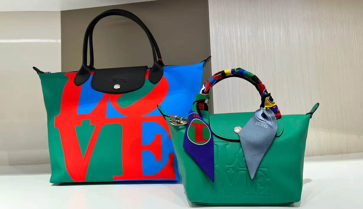 Perpaduan warna hjau, merah , biru dan hitam yang mendominasi begitu memikat mata. Tak hanya mudah untuk dipadankan dengan beragam gaya busana, warna-warna ini mencuri perhatian tersendiri dengan detail tulisan grafis LOVE.  / Foto: Adinda Tri Wardhani - Fimela.com.