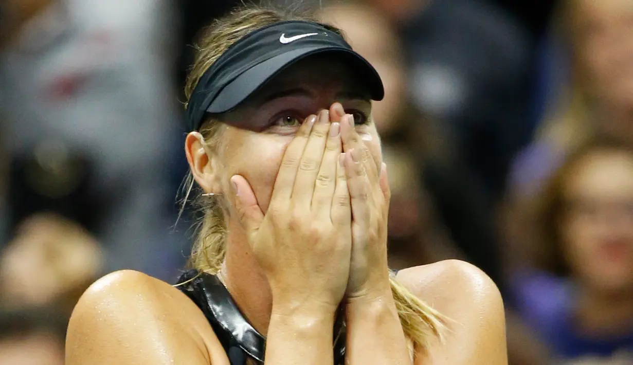 Petenis Rusia, Maria Sharapova terharu usai mengalahkan unggulan kedua Simona Halep dari Rumania pada pertandingan putaran pertama turnamen tenis AS Terbuka di New York, (28/8). Sharapova menang 6-4, 4-6, 6-3. (AP Photo / Kathy Willens)