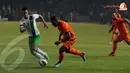 Penyerang Timnas Indonesia (Rafael Maitimo) harus turun ke belakang membantu pertahanan belakang Timnas Indonesia dari gempuran Belanda dalam laga yang digelar di Stadion GBK pada Jumat 7 Juni 2013 (Liputan6.com/Helmi Fithriansyah)
