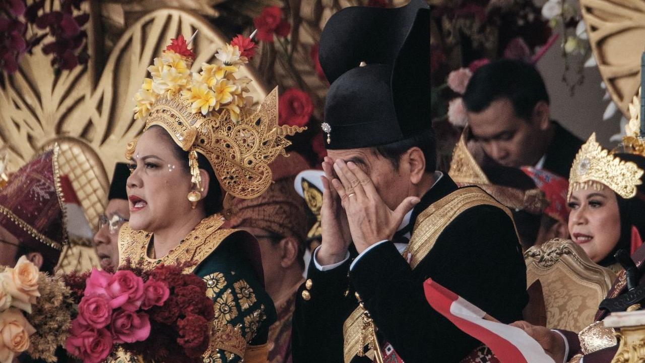Sedangkan 'Singkepan Ageng' menunjuk pada bagian terpenting dari baju adat ini, yaitu kerah besar dan melengkung di bagian leher dan dada.