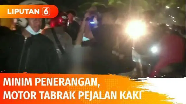Pengendara motor menabrak pejalan kaki yang hendak menyeberang di Jalan RS Soekanto, Duren Sawit, hingga terpental. Diduga minimnya penerangan jadi penyebab terjadinya kecelakaan ini.