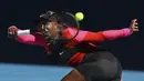 Petenis Amerika Serikat, Serena Williams melakukan pukulan forehand saat bertanding melawan Naomi Osaka dari Jepang selama semifinal kejuaraan tenis Australia Terbuka di Melbourne, Australia, Kamis (18/2/2021). Osaka lolos ke babak final Australia Open untuk kedua kalinya. (AP Photo/Hamish Blair)