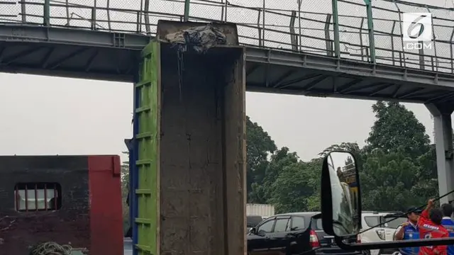 Truk bermuatan kosong menabrak jembatan penyeberangan orang (JPO) di atas tol KM 23 Tangerang, arah Tangerang-Merak, Senin (14/1/2019).