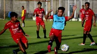 Aksi pemain muda Bali United, I Kadek Arel Priyatna bersama rekan-rekannya. (Bola.com/Maheswara Putra)